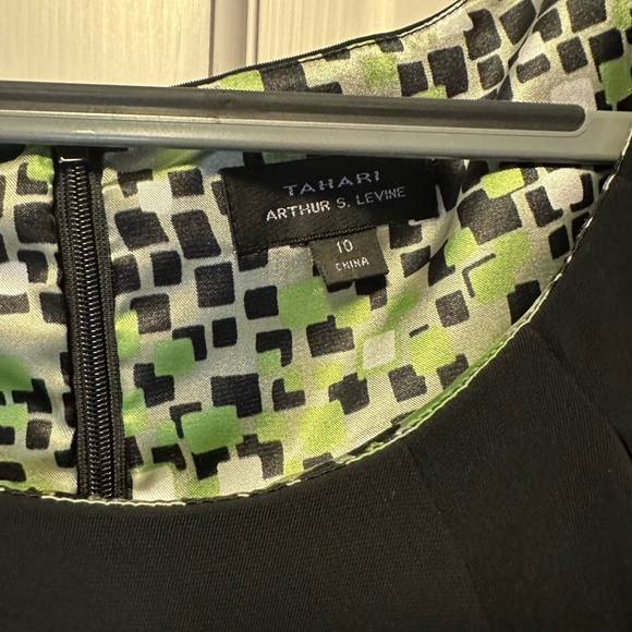 Tahari Sleeveless black dress w pretty green lining - Picture 4 of 4